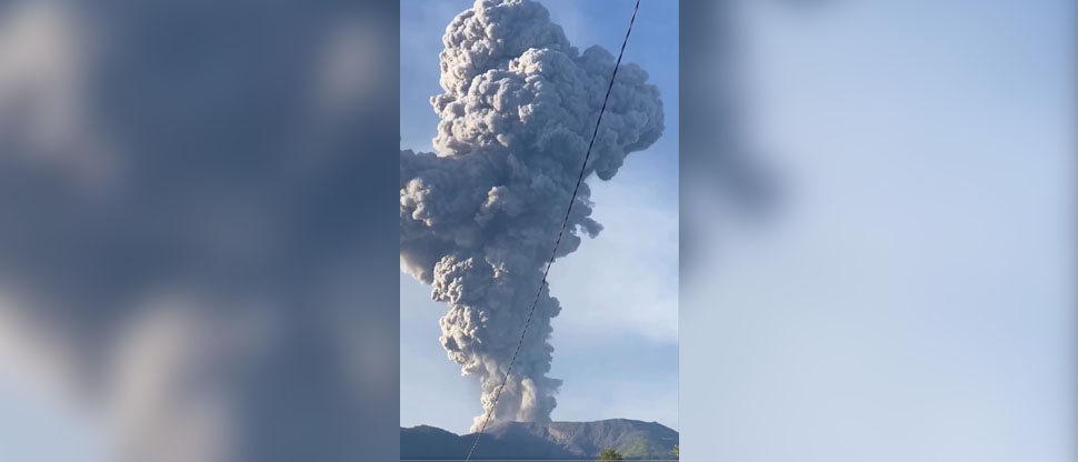 Uno de los volcanes más activos de Indonesia expulsa columna de ceniza de más de 1,600 metros