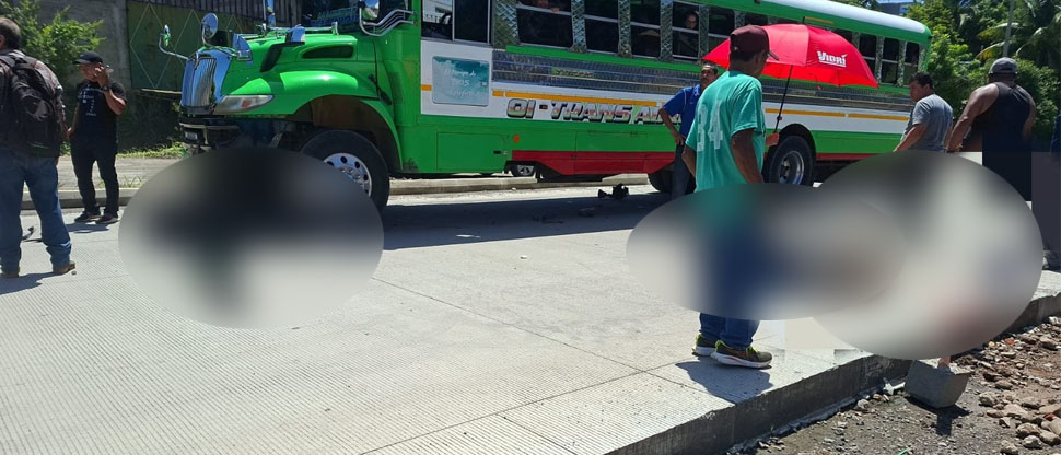 Motociclista sobrevive de milagro tras quedar atrapado debajo de un bus que lo embistió