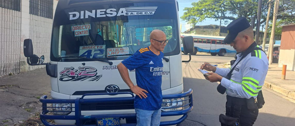 Multan a motorista que le “echó el microbús” a ciclista en la alameda Manuel Enrique Araujo