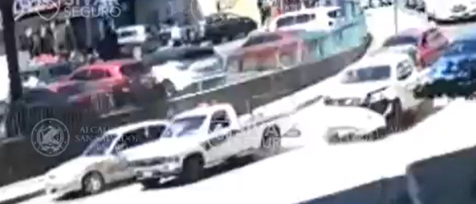 Distracción al conducir provoca múltiple choque en el redondel del Árbol de la Paz
