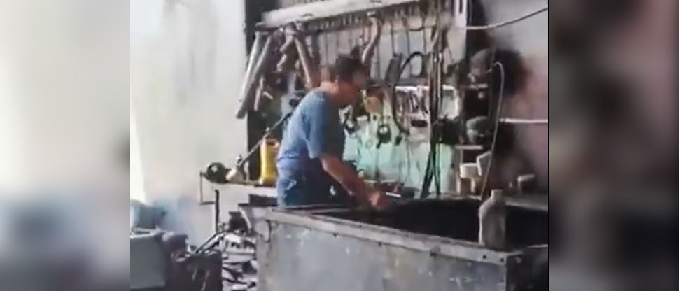 Automovilista orina en medio de taller después que le dijeron que el baño estaba ocupado