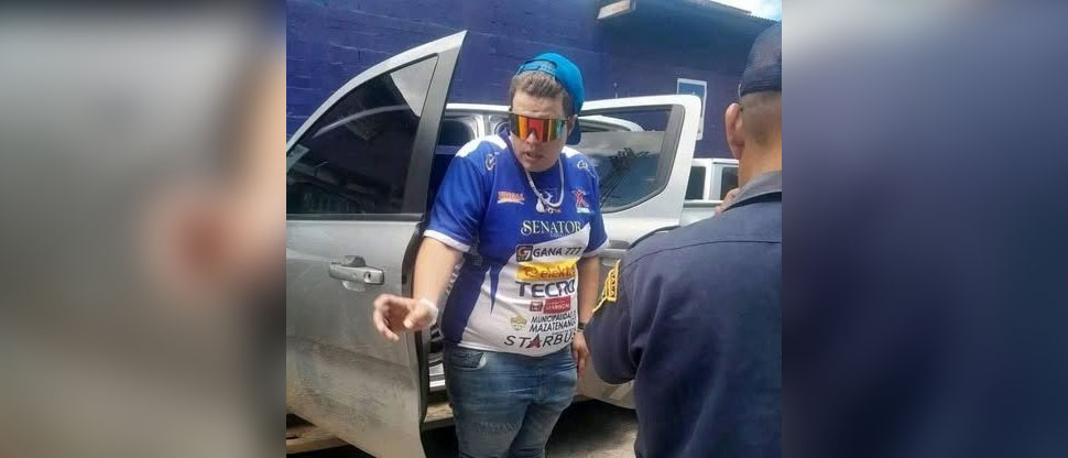 GUATEMALA: rescatan a niño encerrado en un carro mientras su padre miraba un partido de fútbol