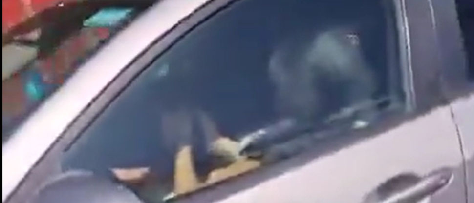 Viralizan a automovilista manejando con su novia en las piernas arriesgando a terceros