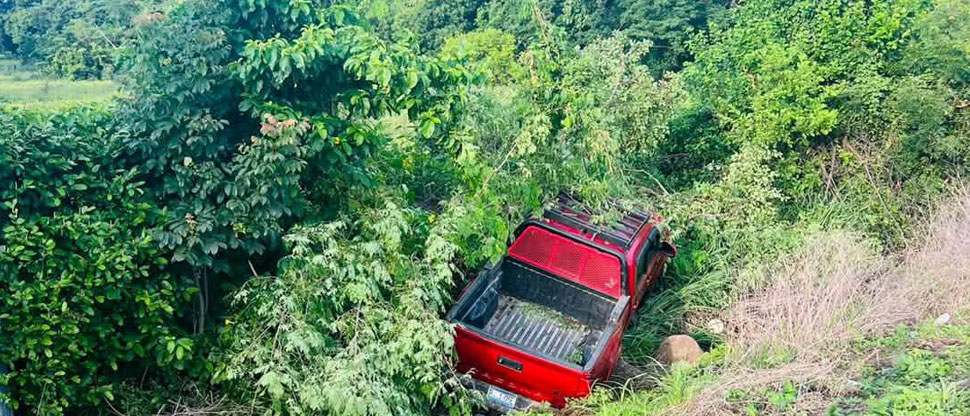 Pick up termina en el fondo de un barranco tras explotarle una llanta en El Borbollón