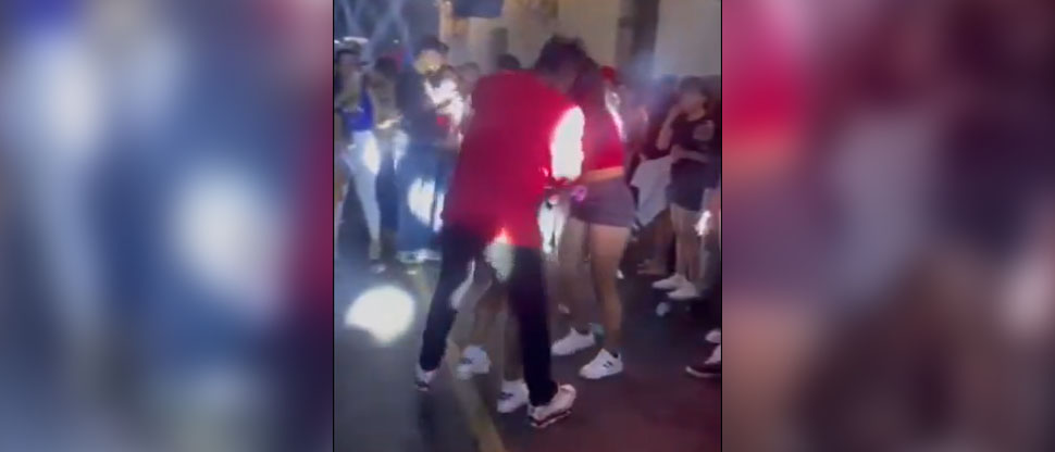 Así fue el instante cuando PNC detiene feroz pelea de jovencitas en baile en Cabañas