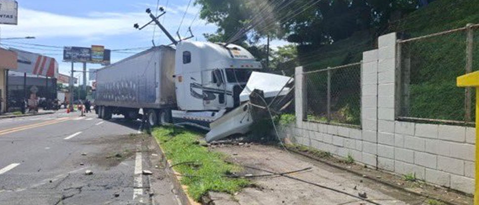 Rastra se estrella contra muro en el cementerio La Bermeja obstaculizando la circulación en la zona
