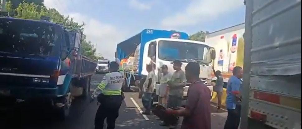 Reorientan circulación vehicular tras fuerte choque de rastras en carretera a Acajutla