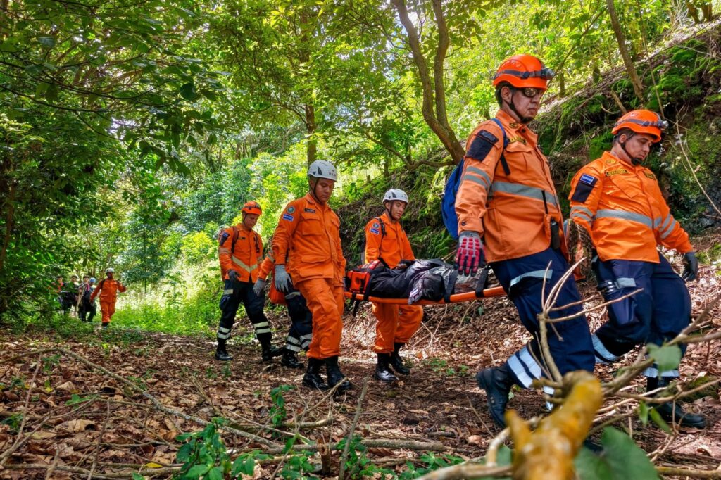 Rescatan a persona que sufrió golpe de calor mientras escalaba el volcán Chaparrastique