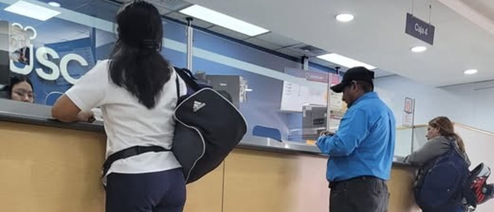 Viralizan imagen de señor que regresó a agencia bancaria para devolver $20 que el dieron de más