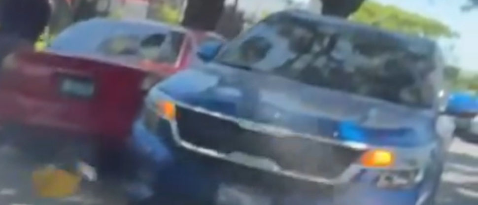Denuncian a conductor de camioneta que circulaba en sentido contrario arriesgando a terceros