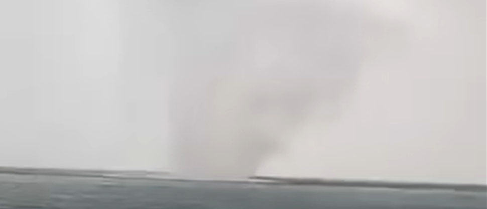 Captan impresionante tromba marina en las costas de La Unión