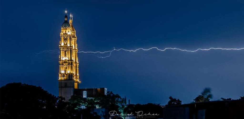 Fotógrafo capta impresionante e inusual rayo horizontal