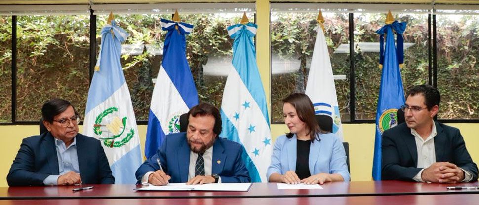 Vicepresidente Félix Ulloa promueve alianzas estratégicas para impulsar el café salvadoreño