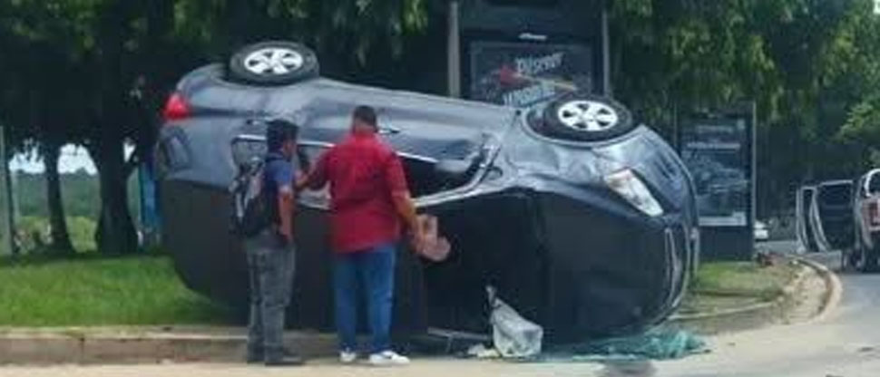 Carro vuelca frente a centro comercial en la carretera al Puerto de La Libertad