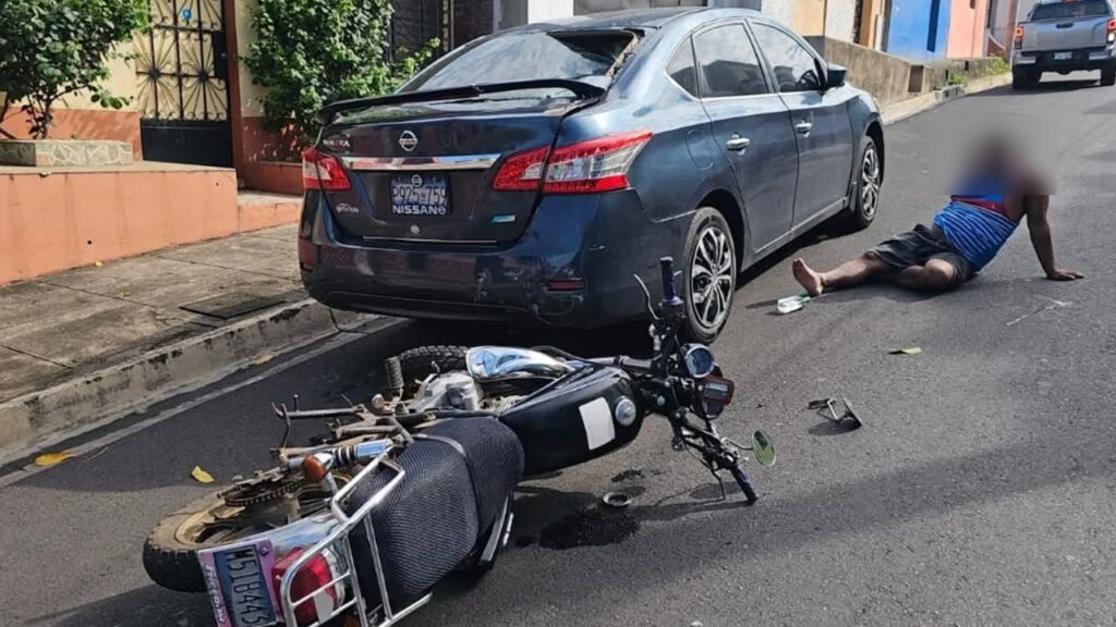 Motociclista termina incrustándose en el parabrisas trasero de un vehículo; no andaba casco
