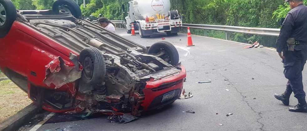 Mujer lesionada tras volcar vehículo en Ahuachapán