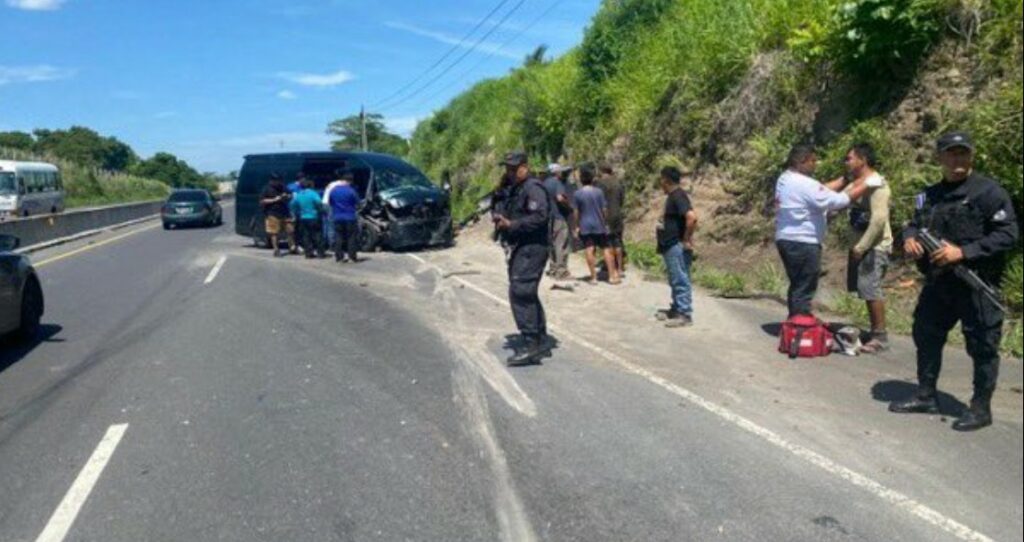 Al menos tres personas lesionadas tras aparatoso choque en carretera a Zacatecoluca