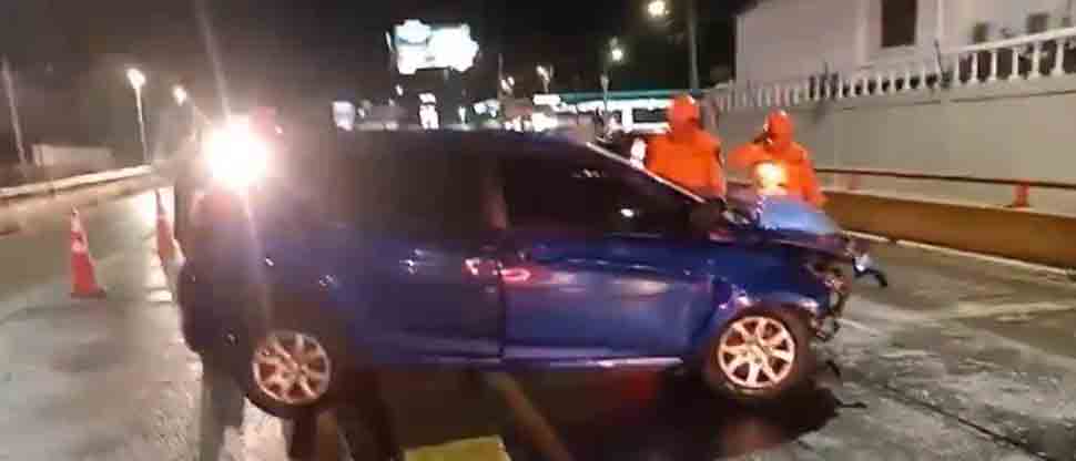 Conductor empotra su automóvil en separadores de la 49 avenida Sur