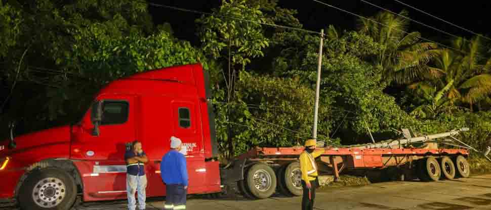Rastra impacta con varios postes en la autopista de Los Chorros