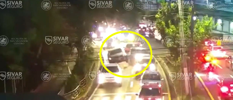 Conductor pierde el control de vehículo y choca con otro carro en San ...
