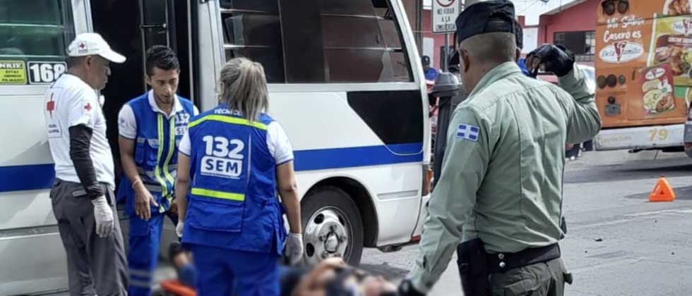 Al menos un pasajero lesionado tras fuerte choque entre una coaster y una camioneta