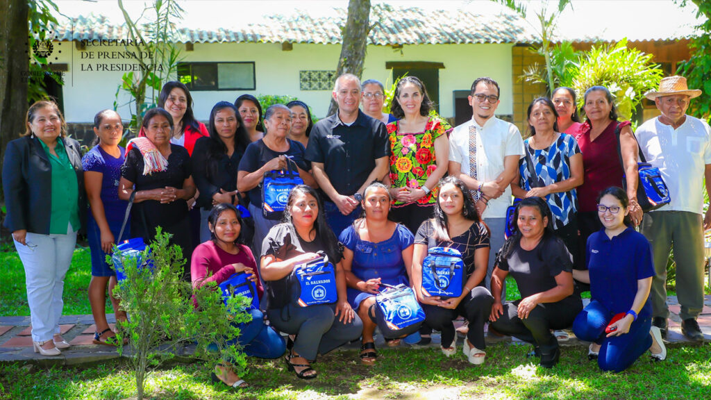 Acreditan a mujeres de comunidades indígenas como guías de sitio en Sonsonate