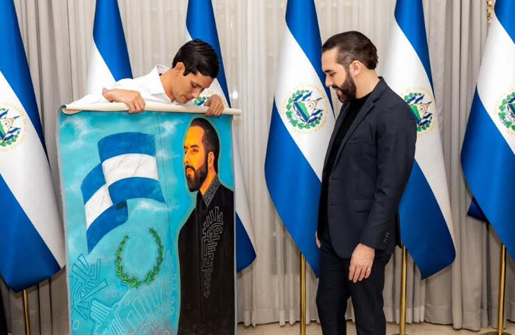 Joven artista viaja desde Perú para entregarle una obra personalizada al presidente Bukele