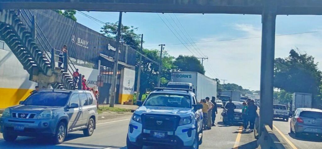 Señora es atropellada abajo de una pasarela en Quezaltepeque
