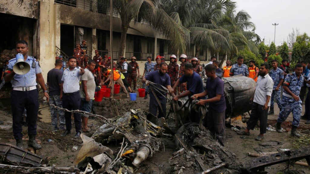 Al menos 20 personas mueren tras estrellarse un avión en Bangladesh