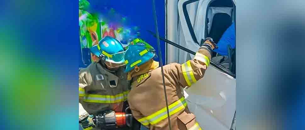 Bomberos rescatan a persona que quedó atrapada en accidente en Chalatenango