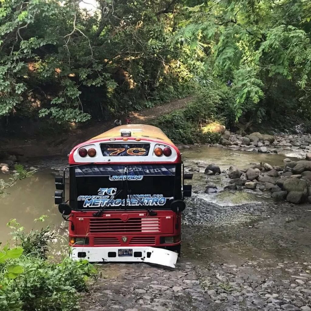 Busero termina en medio de un río por seguir instrucciones de Google Maps