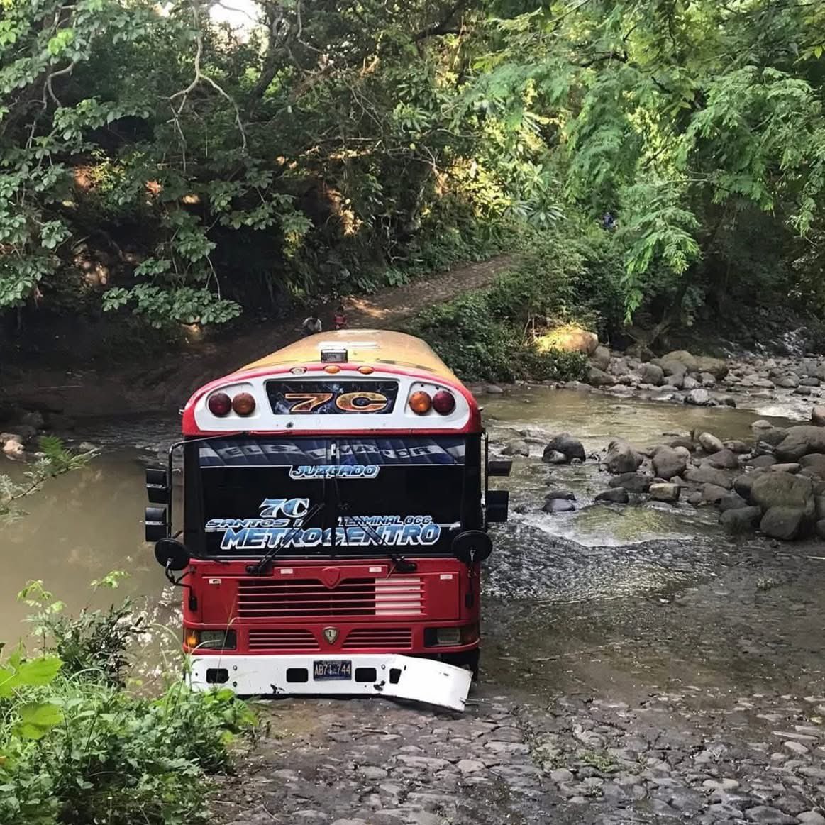 Busero termina en medio de un río por seguir instrucciones de Google Maps