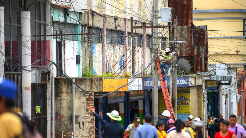 Continúa retiro de cableado aéreo en calles del Centro Histórico de San Salvador