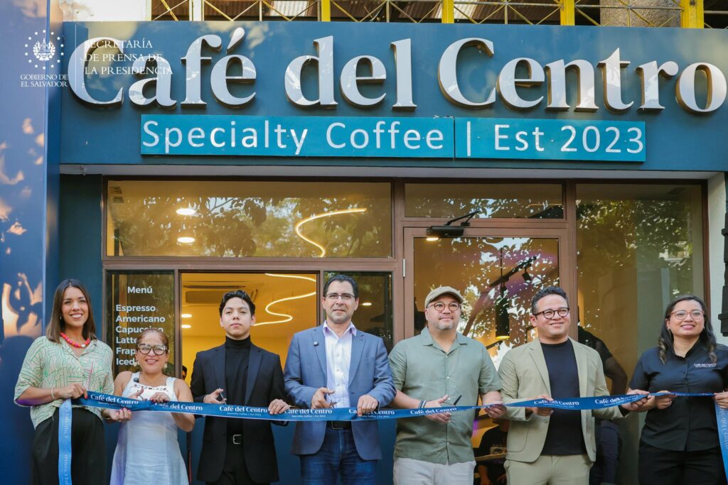 Ministra de Turismo participa en la inauguración de Café del Centro