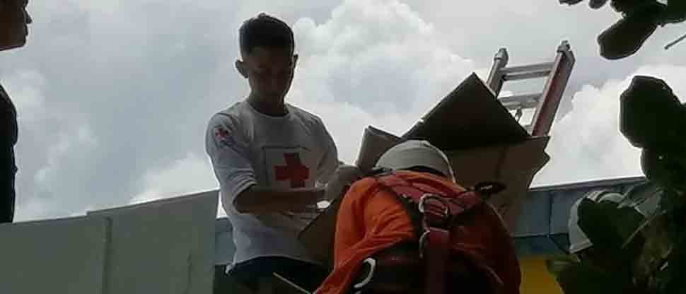 Auxilian a hombre que cayó de un techo por dar mantenimiento a un aire acondicionado