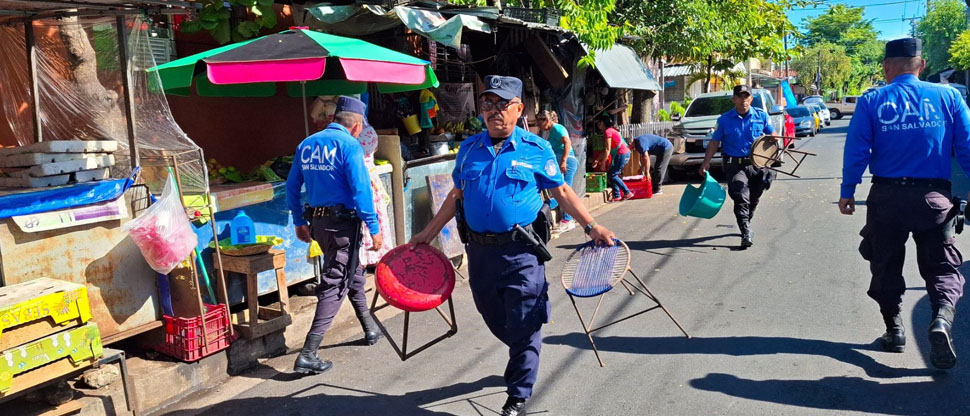 Agentes del CAM retiran obstáculos que impedían el parqueo en Mejicanos