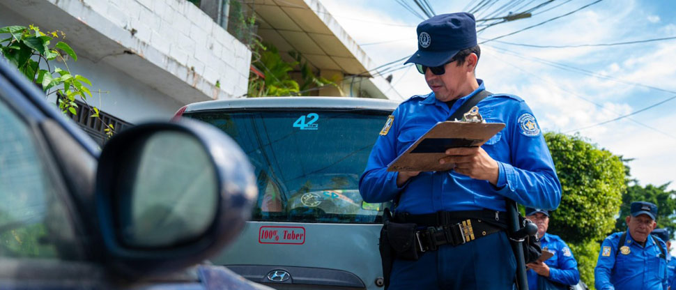 CAM atiende denuncia ciudadana por carros abandonados que obstaculizan la calle