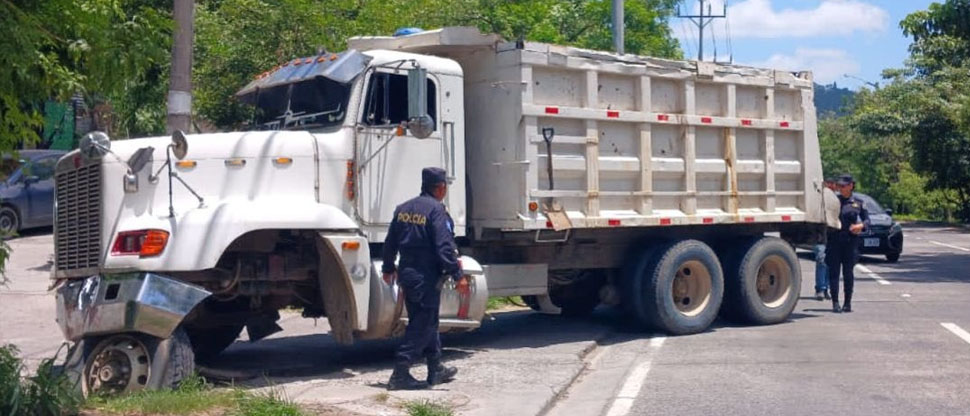 Conductor de camión hace maniobra inadecuada y se accidenta en autopista a Comalapa