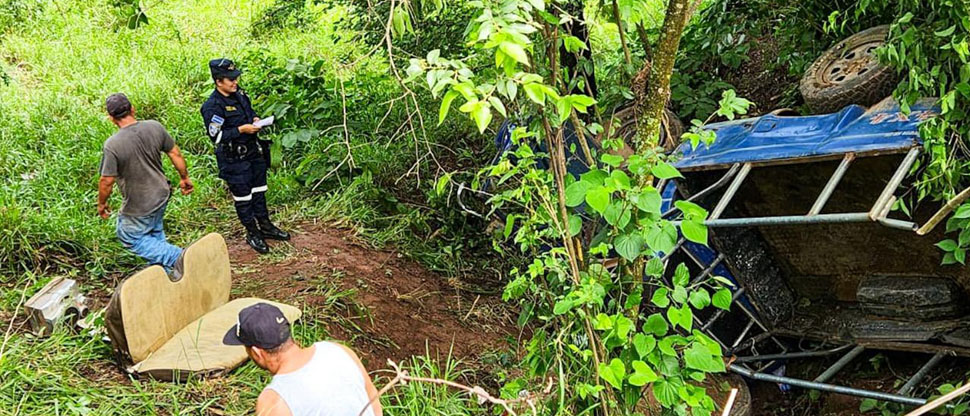 Camión cae a barranco y deja siente lesionados en Santa Ana
