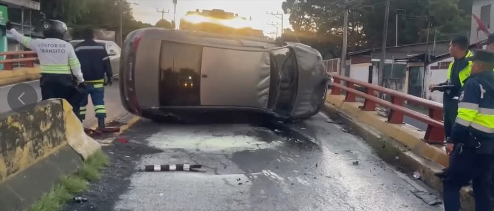 Conductor termina en el hospital tras volcar su vehículo en San Salvador