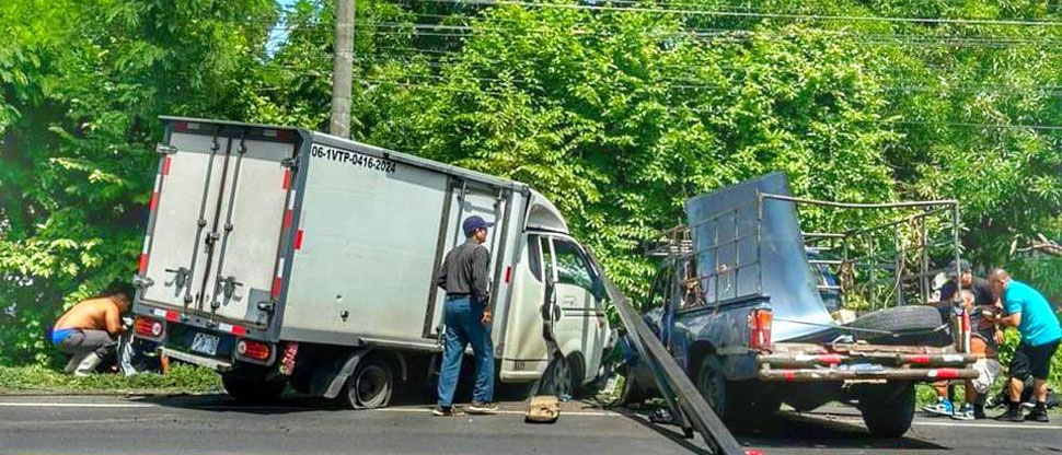 Varias personas lesionadas deja fuerte choque entre pick up y camión en San Miguel