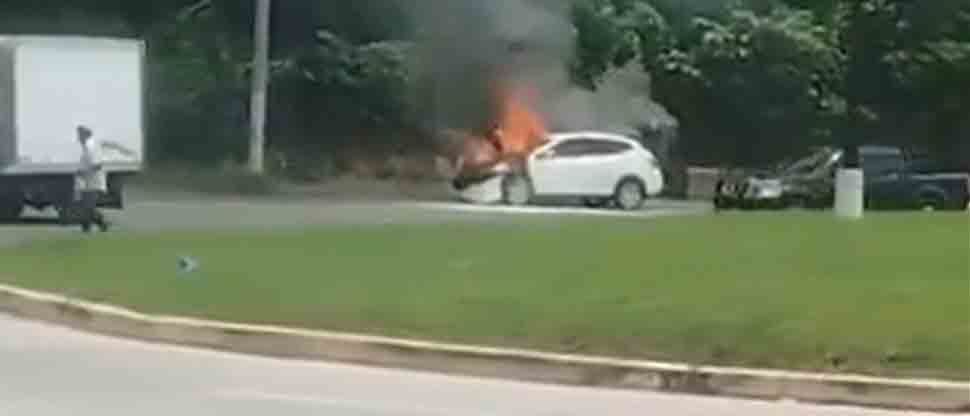 Conductor pierde su vehículo tras incendiarse en bulevar Constitución