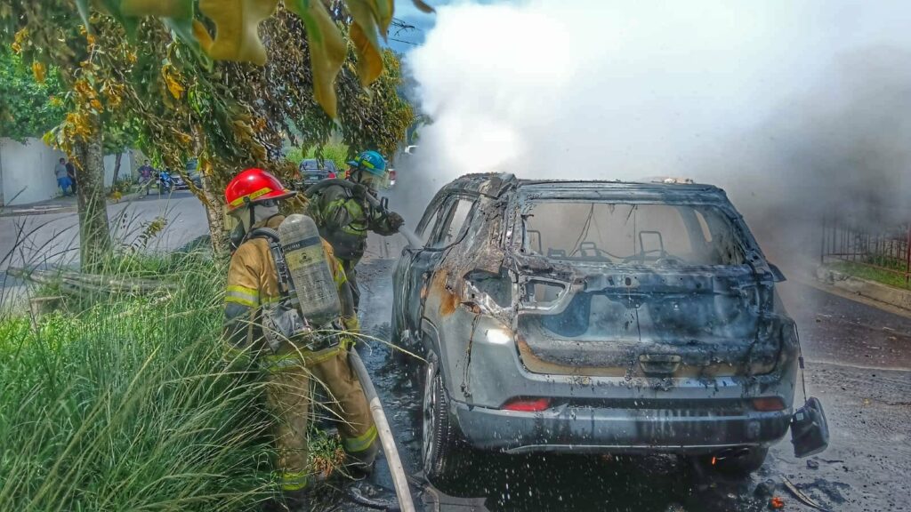 Pérdidas totales: camioneta es devorada por las llamas en la Cima III