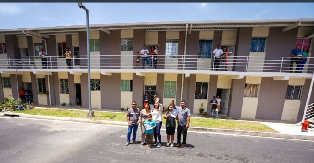 Entregan escrituras de propiedad a 40 familias en San Martín