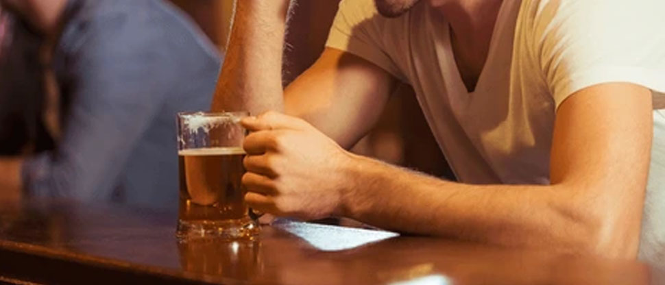 Tras divorciarse, hombre fallece por beber solo cerveza durante un mes