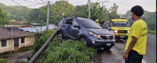 Conductor pierde el control de su camioneta y se estrella contra un poste en Ciudad Arce