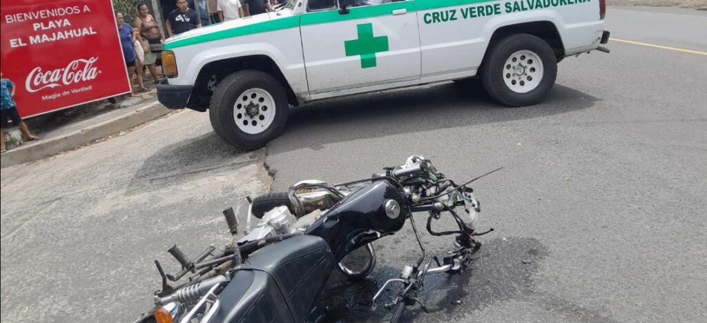 Dos motociclistas lesionados tras ser impactados por un vehículo
