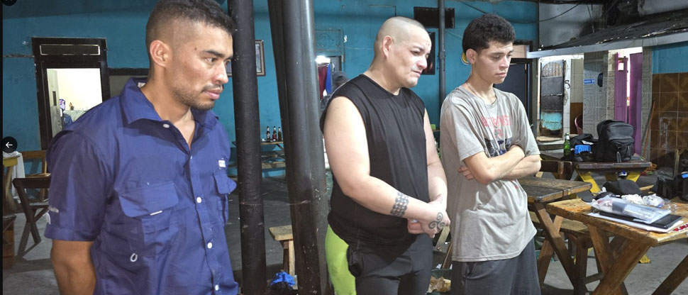 PNC captura a tres sujetos por operar cervecería clandestina en el centro de San Salvador