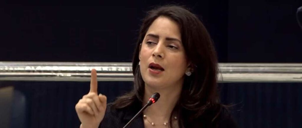 Claudia Ortiz reclama que nadie vota por sus propuestas tras negarse a firmar la reforma para retirar a El Salvador del PARLACEN