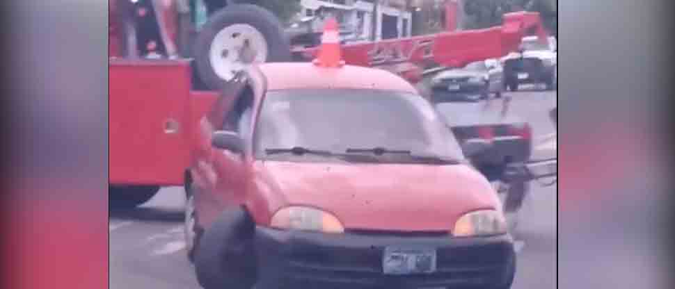 Conductor se viraliza por colocar el cono en el techo de su carro tras accidentarse